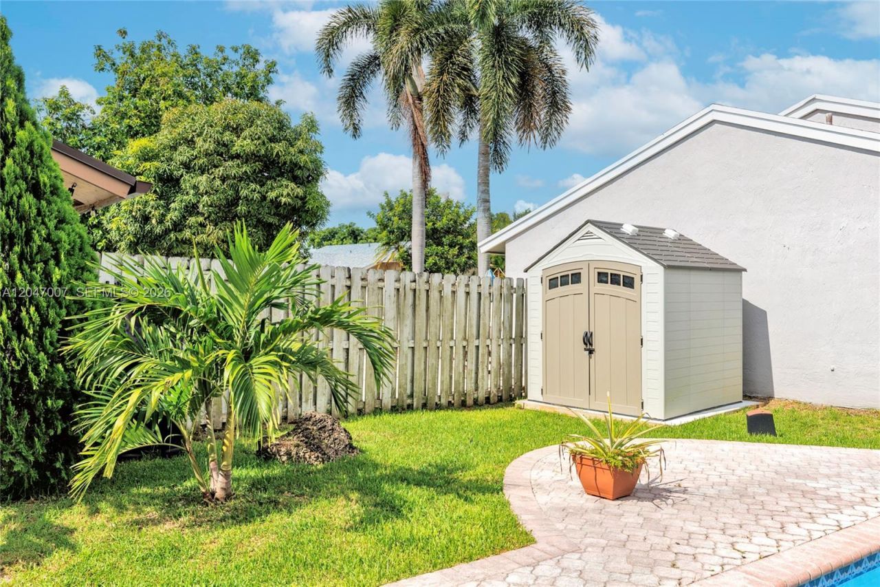 681 Pine Ridge Ter , Davie, FL 33325 Photo