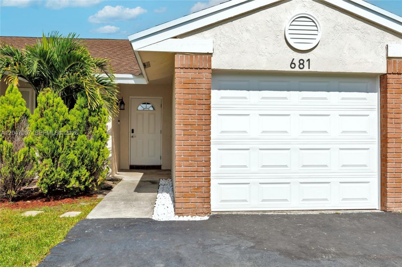 681 Pine Ridge Ter , Davie, FL 33325 Photo