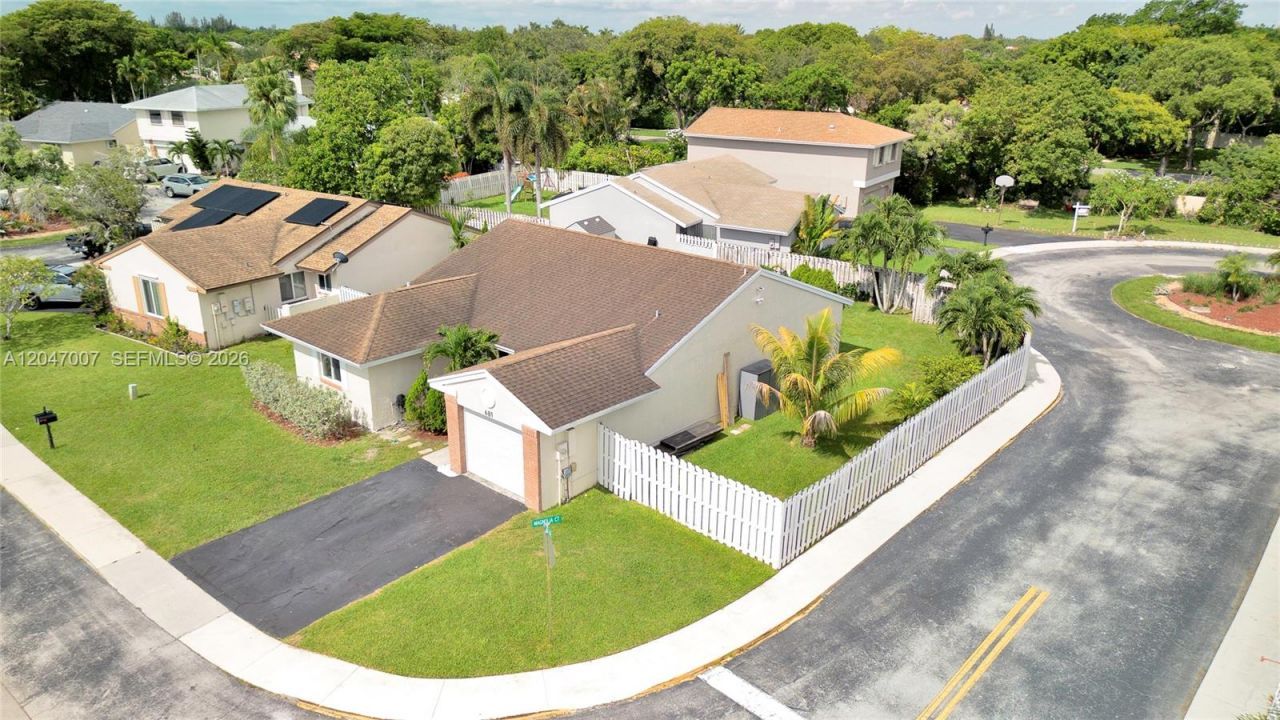 681 Pine Ridge Ter , Davie, FL 33325 Photo