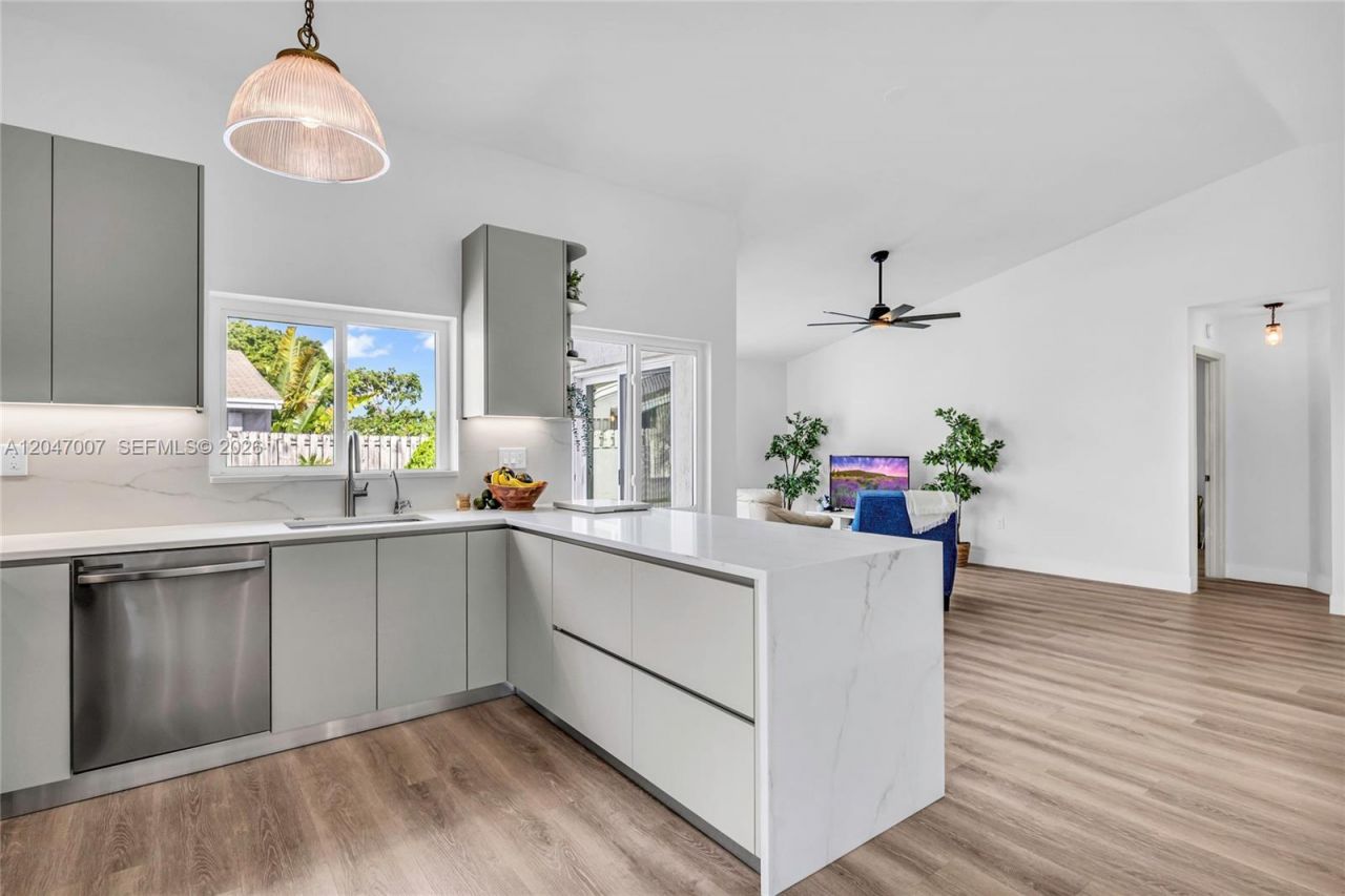 681 Pine Ridge Ter , Davie, FL 33325 Photo