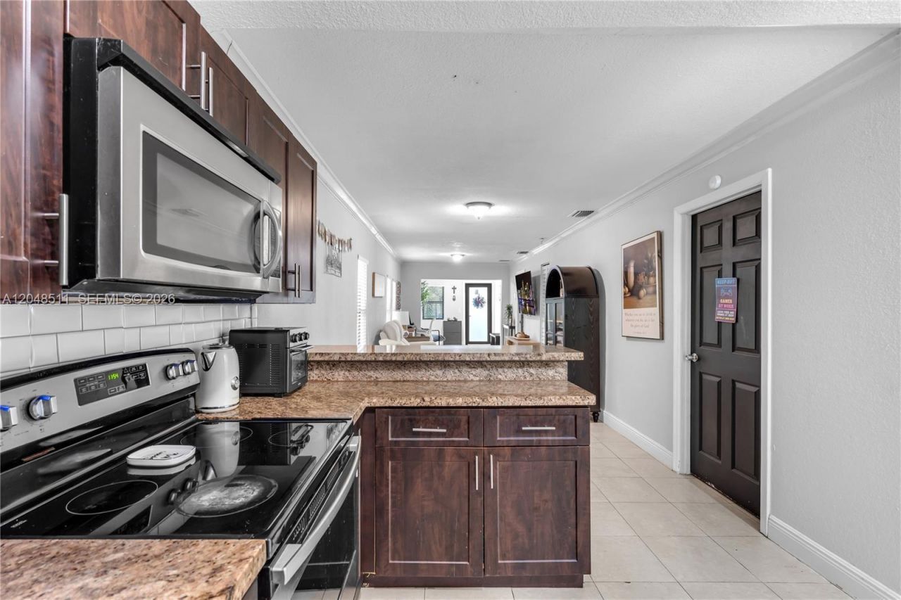 930 NE 132nd St , North Miami, FL 33161 Photo