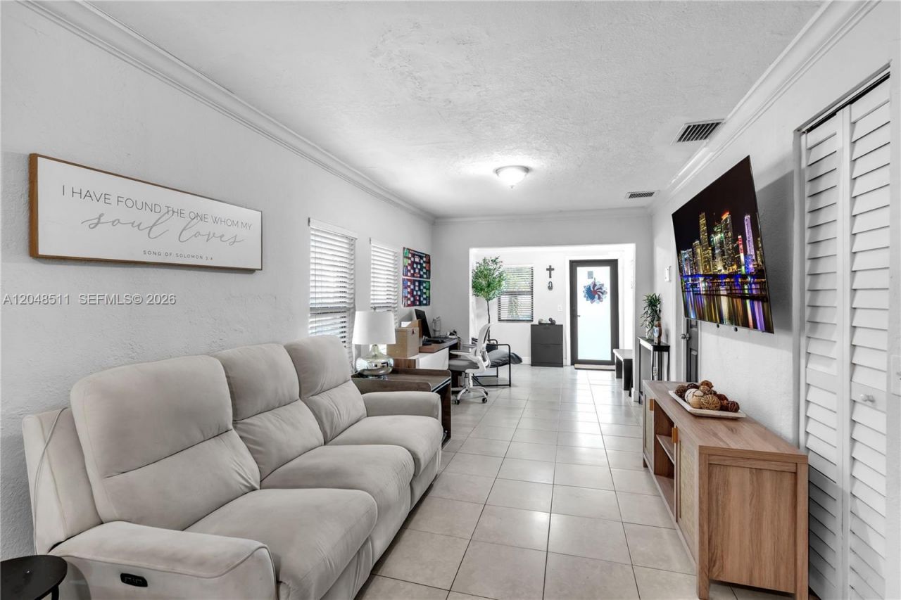 930 NE 132nd St , North Miami, FL 33161 Photo