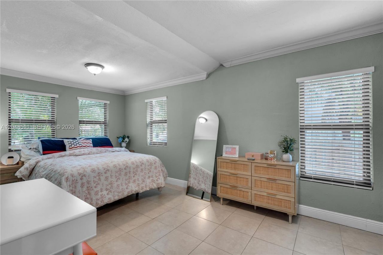 930 NE 132nd St , North Miami, FL 33161 Photo