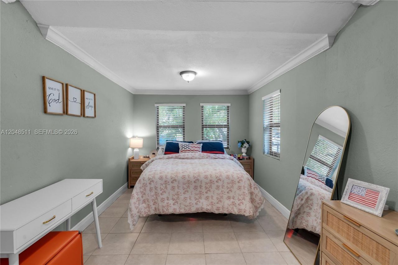 930 NE 132nd St , North Miami, FL 33161 Photo
