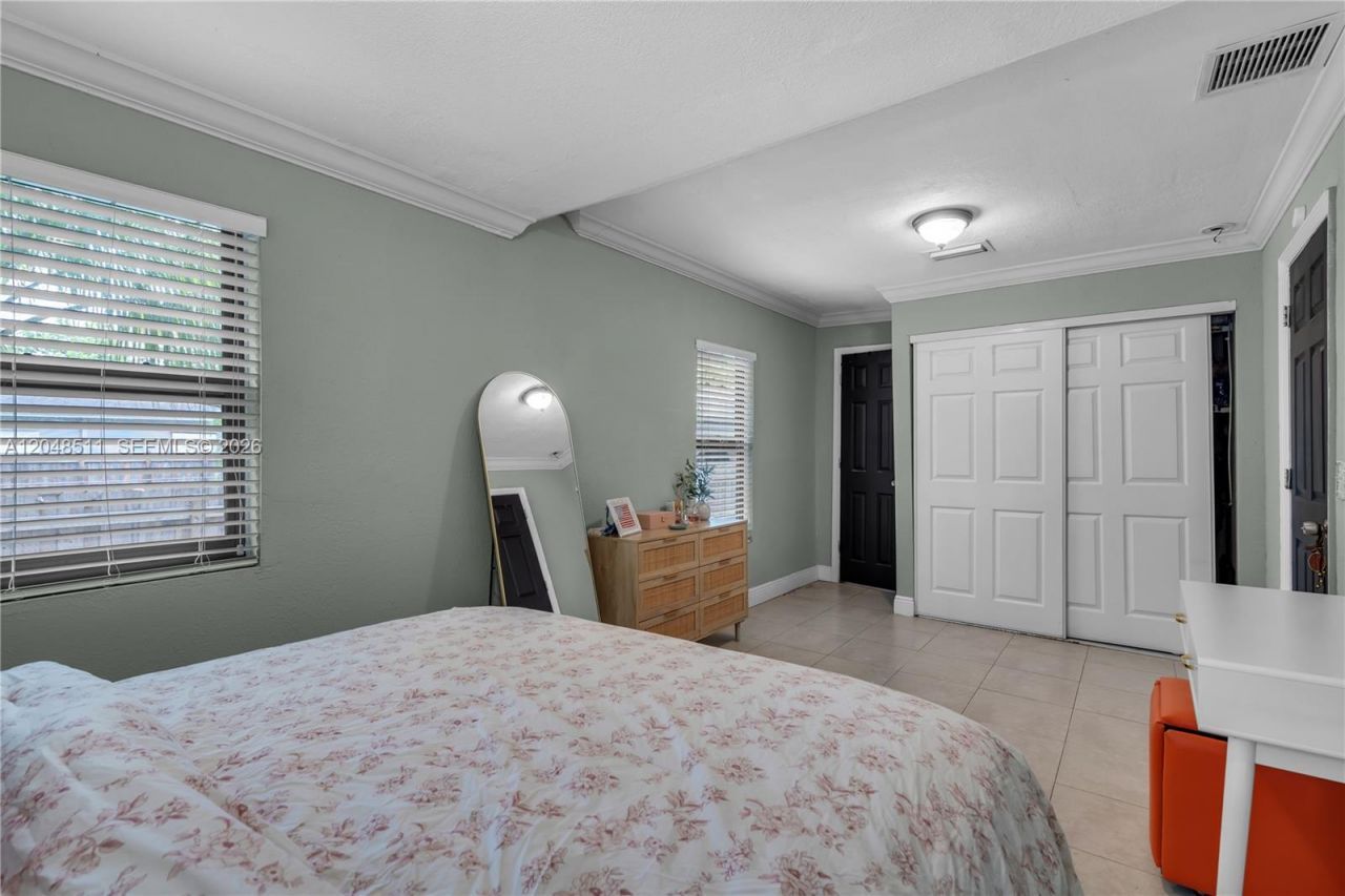 930 NE 132nd St , North Miami, FL 33161 Photo