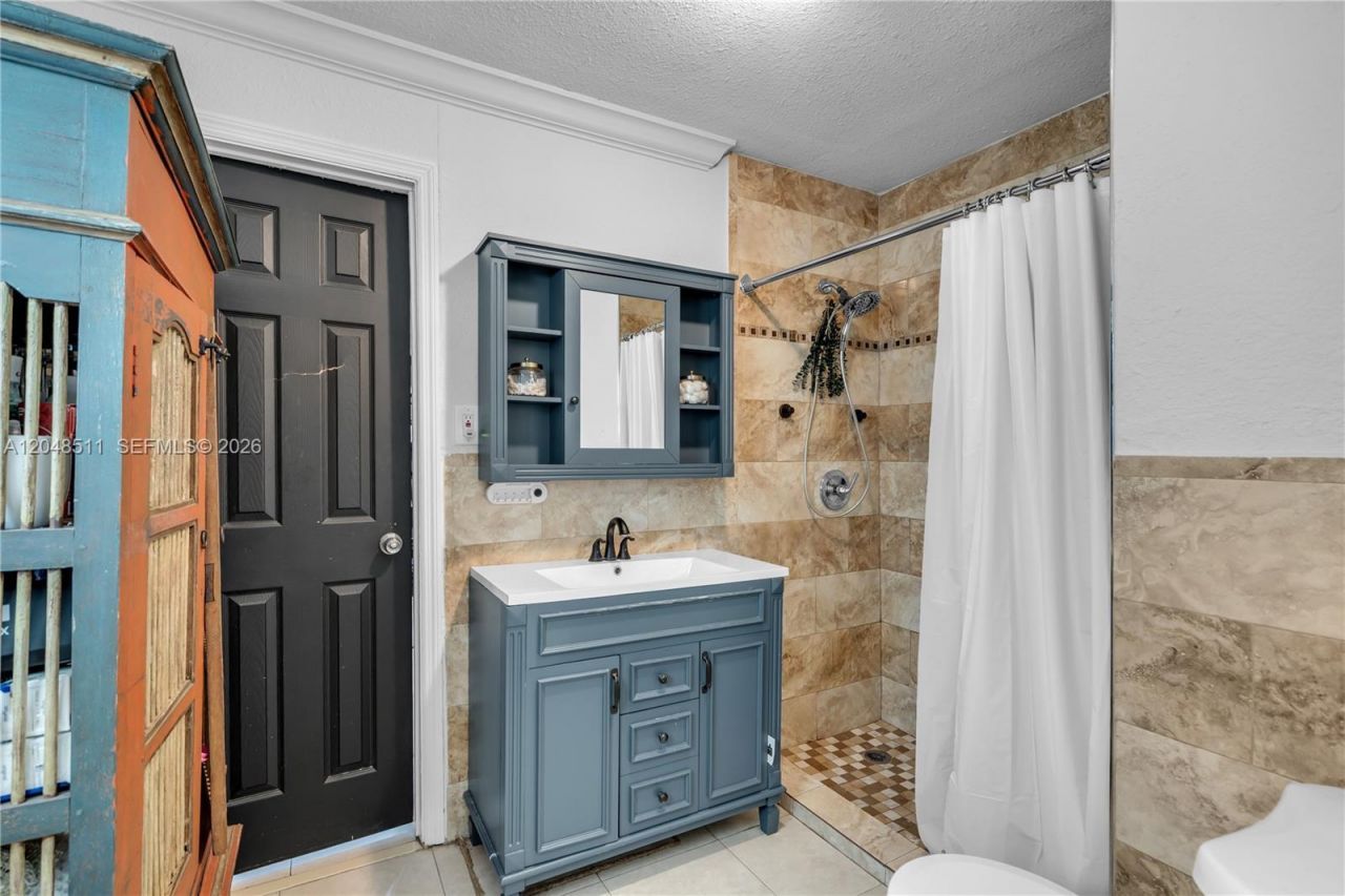 930 NE 132nd St , North Miami, FL 33161 Photo