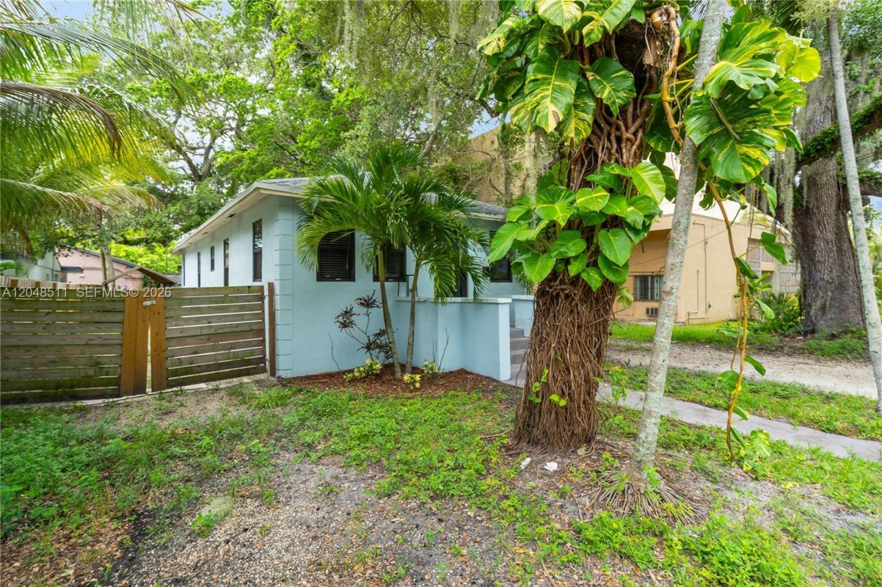 930 NE 132nd St , North Miami, FL 33161 Photo