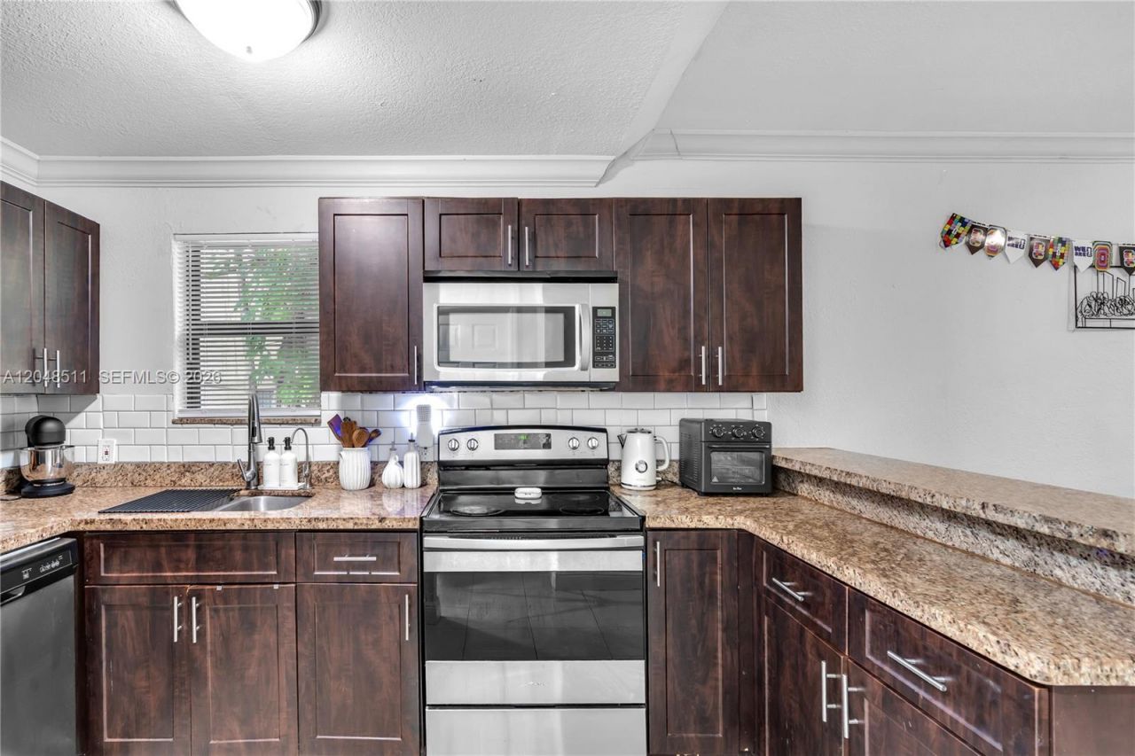930 NE 132nd St , North Miami, FL 33161 Photo
