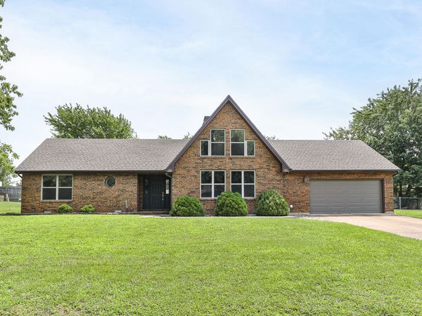 1922 S Colony Avenue, Bolivar, MO 65613