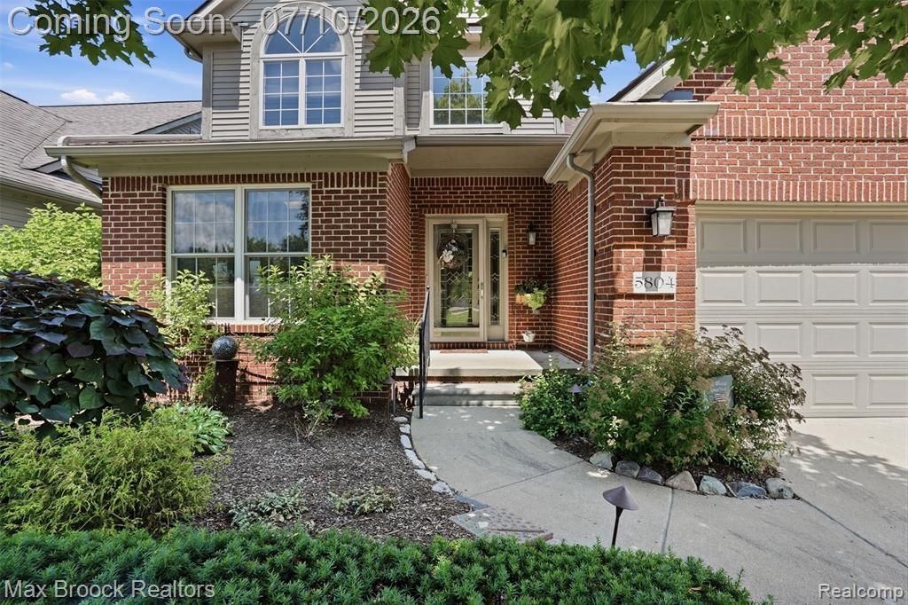 5804 S Windstar Circle, Waterford Township, MI 48327 Main Photo