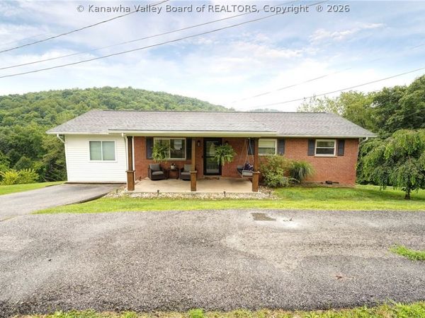 33 Stevens Point, Alum Creek, WV 25003