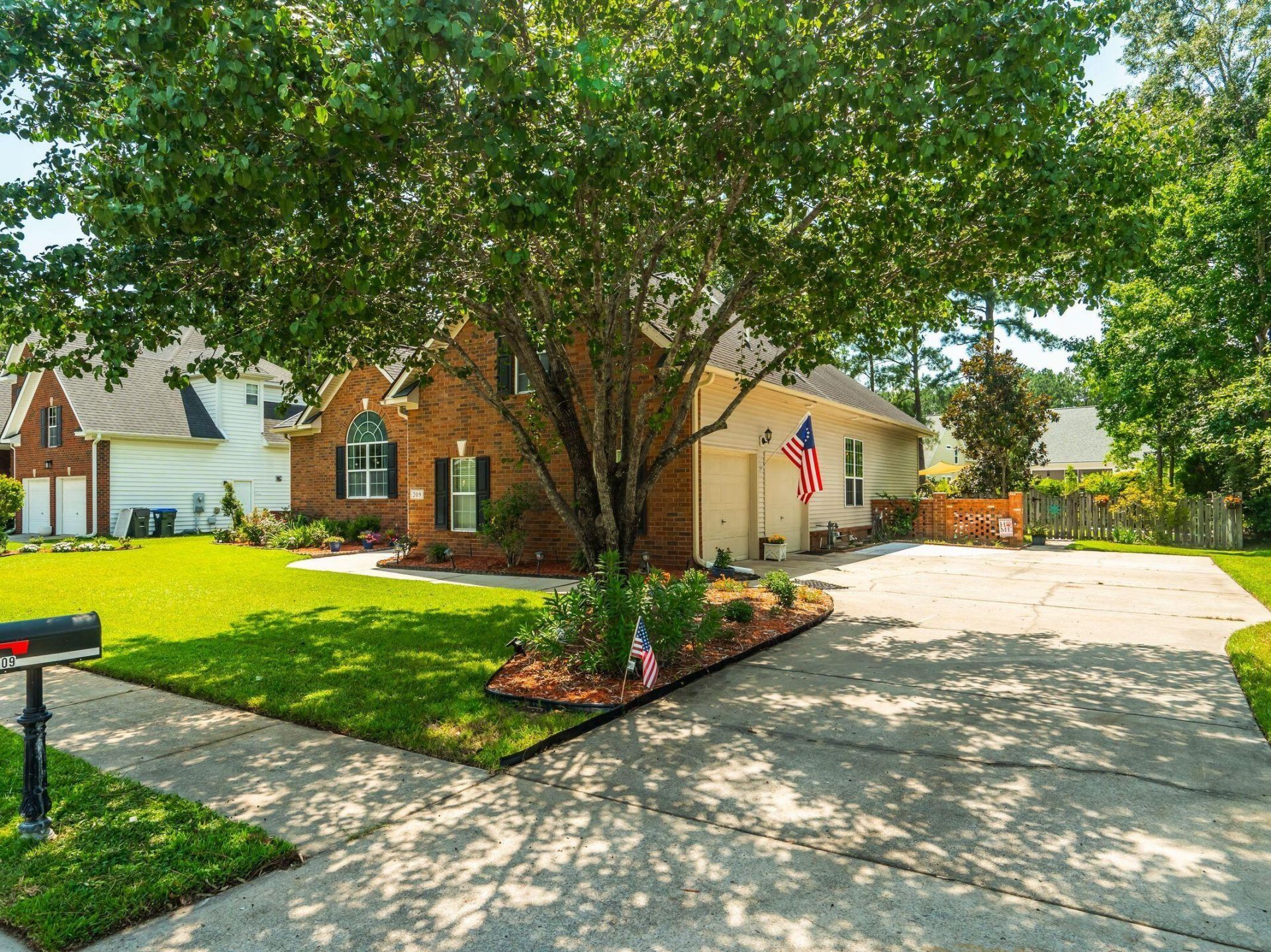 209 Gleneagles Drive Photo 2