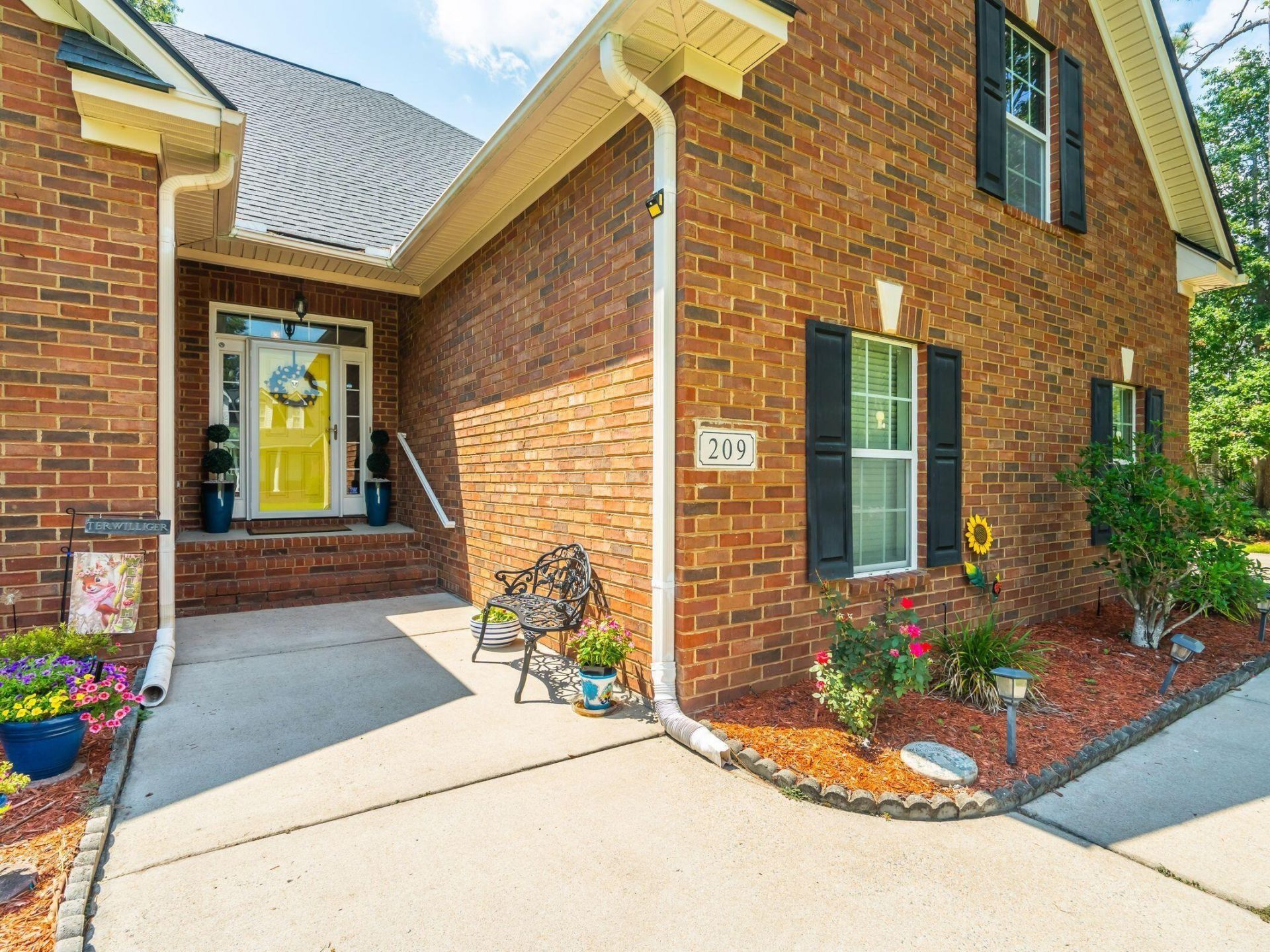 209 Gleneagles Drive Photo 3