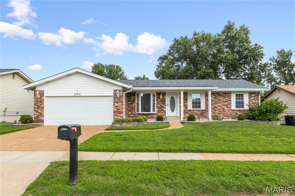 2303 Broken Horse Lane, Saint Louis, MO 63129 Main Photo