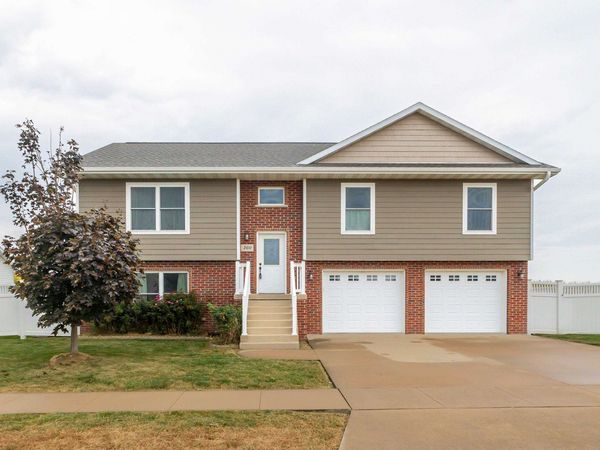 360 Shrewsbury Lane, Dubuque, IA 52003