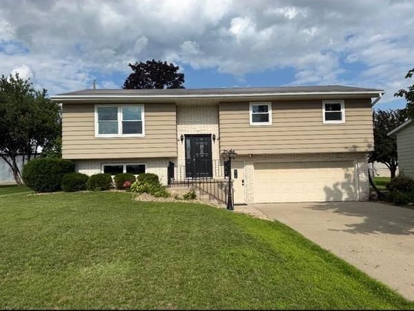 1019 SE 8TH Avenue, Dyersville, IA 52040
