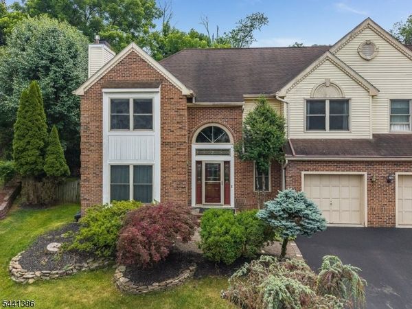 16 Woodland Ter, Bloomsbury, NJ 08804