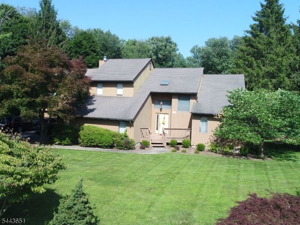 88 Van Blarcom Ln, Wyckoff, NJ 07481