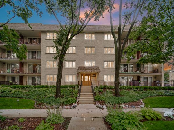 225 E Wing Street, Unit 302, Arlington Heights, IL 60004