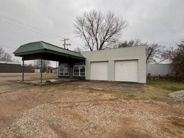 1403 W Columbia Street, Okemah, OK 74859
