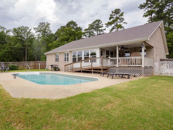 220 Riverhaven Dr, Muscle Shoals, AL 35661