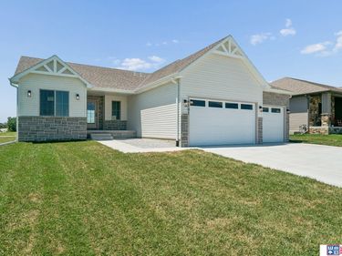 9101 Castle Pine Drive, Lincoln, NE 68516