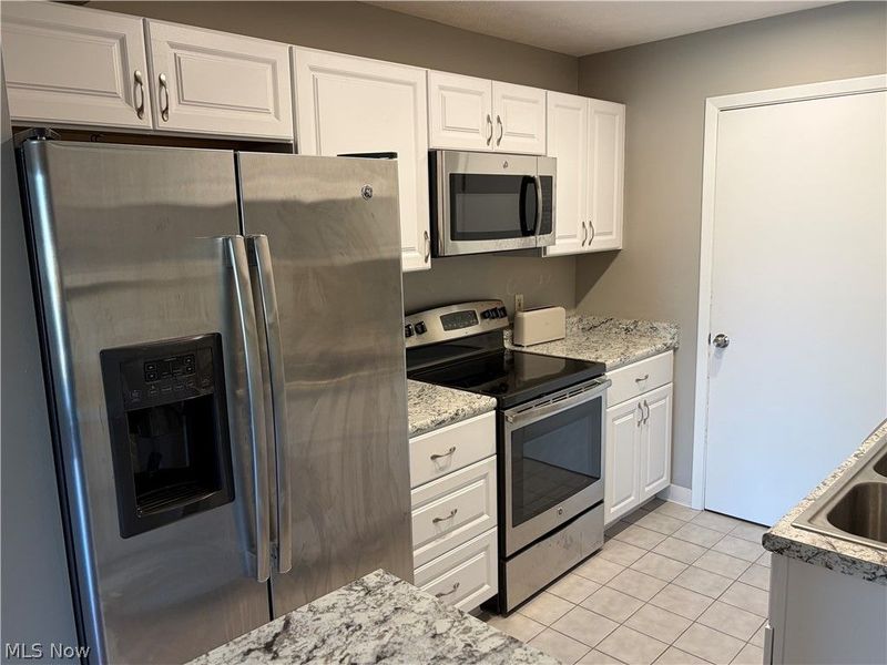 1900 Grove Court, Unit 114, Cleveland, OH 44113 Photo 3