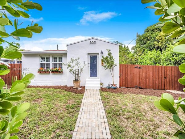 250 NW 40th Ave , Miami, FL 33126