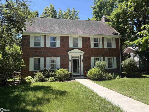 1002 E Burlington Avenue, Fairfield, IA 52556