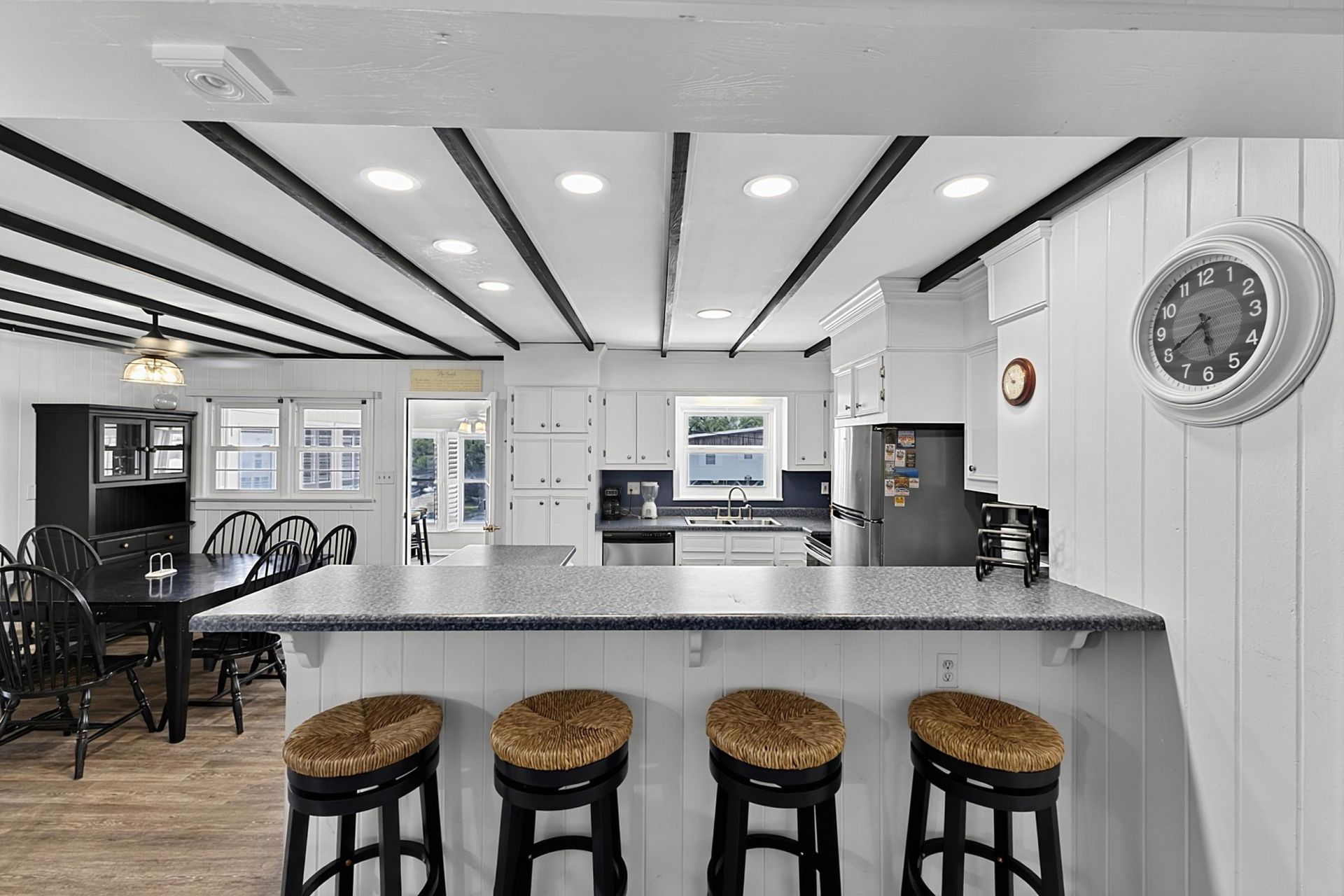 4706 Surf St. Photo 10