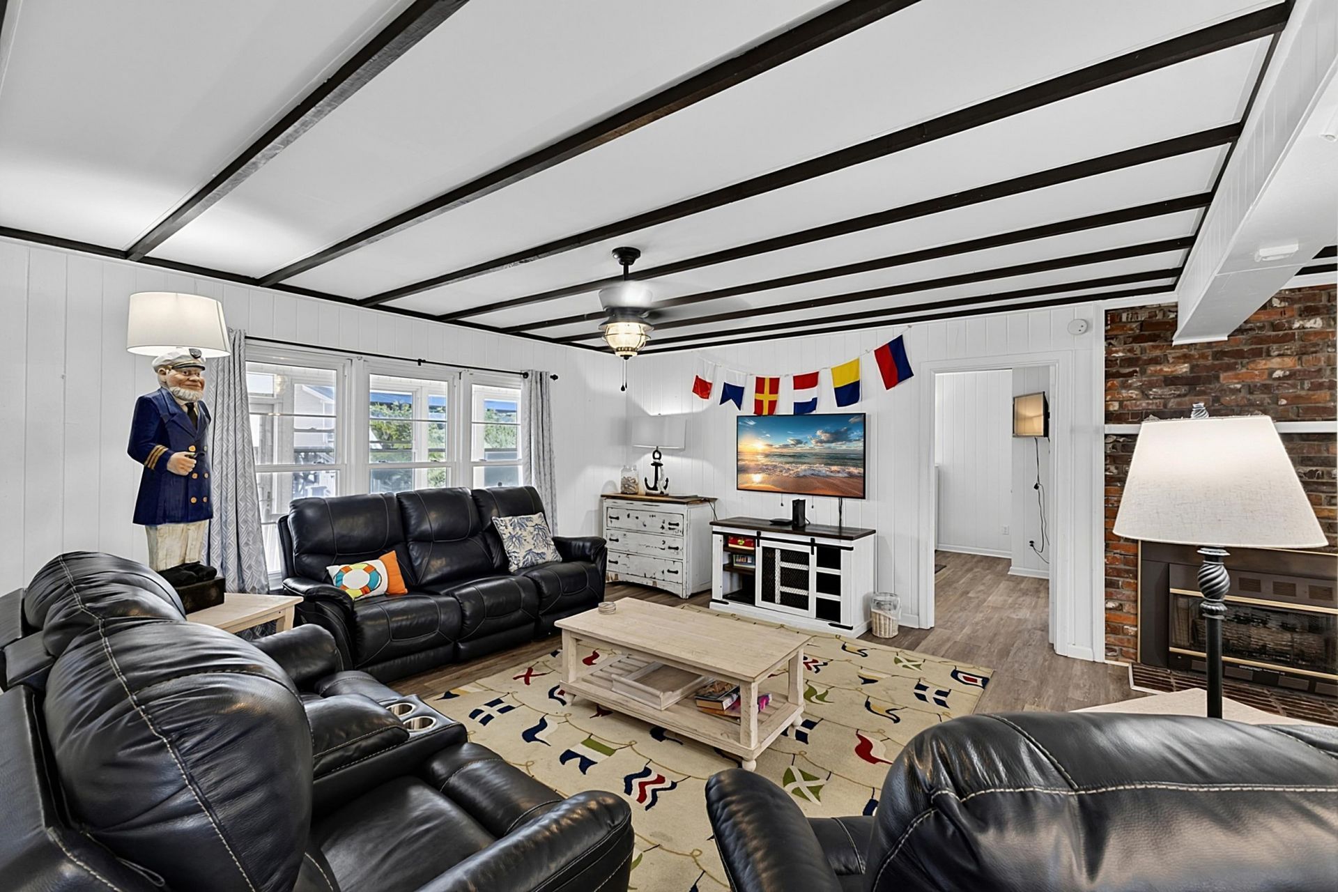 4706 Surf St. Photo 6