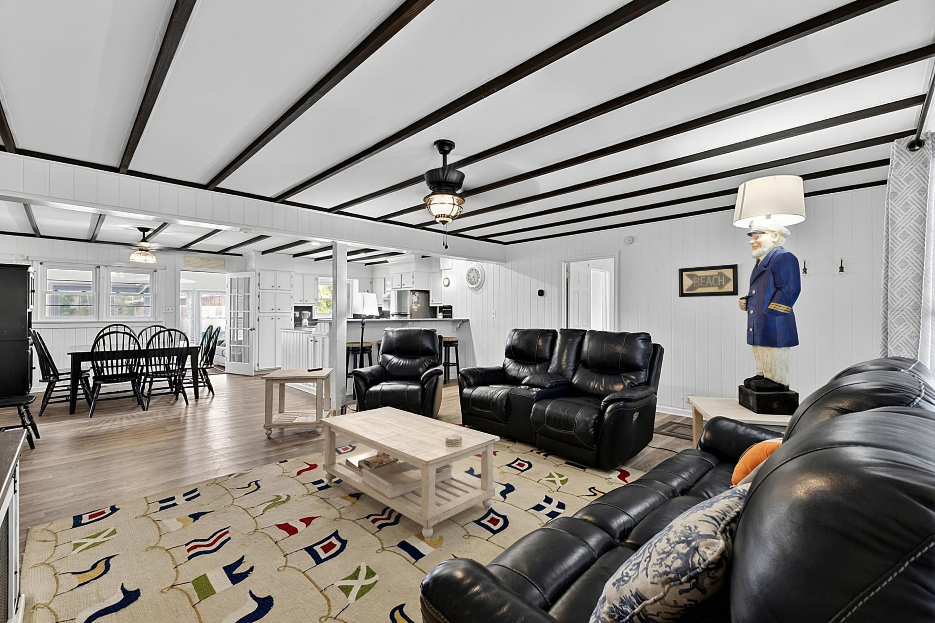 4706 Surf St. Photo 9