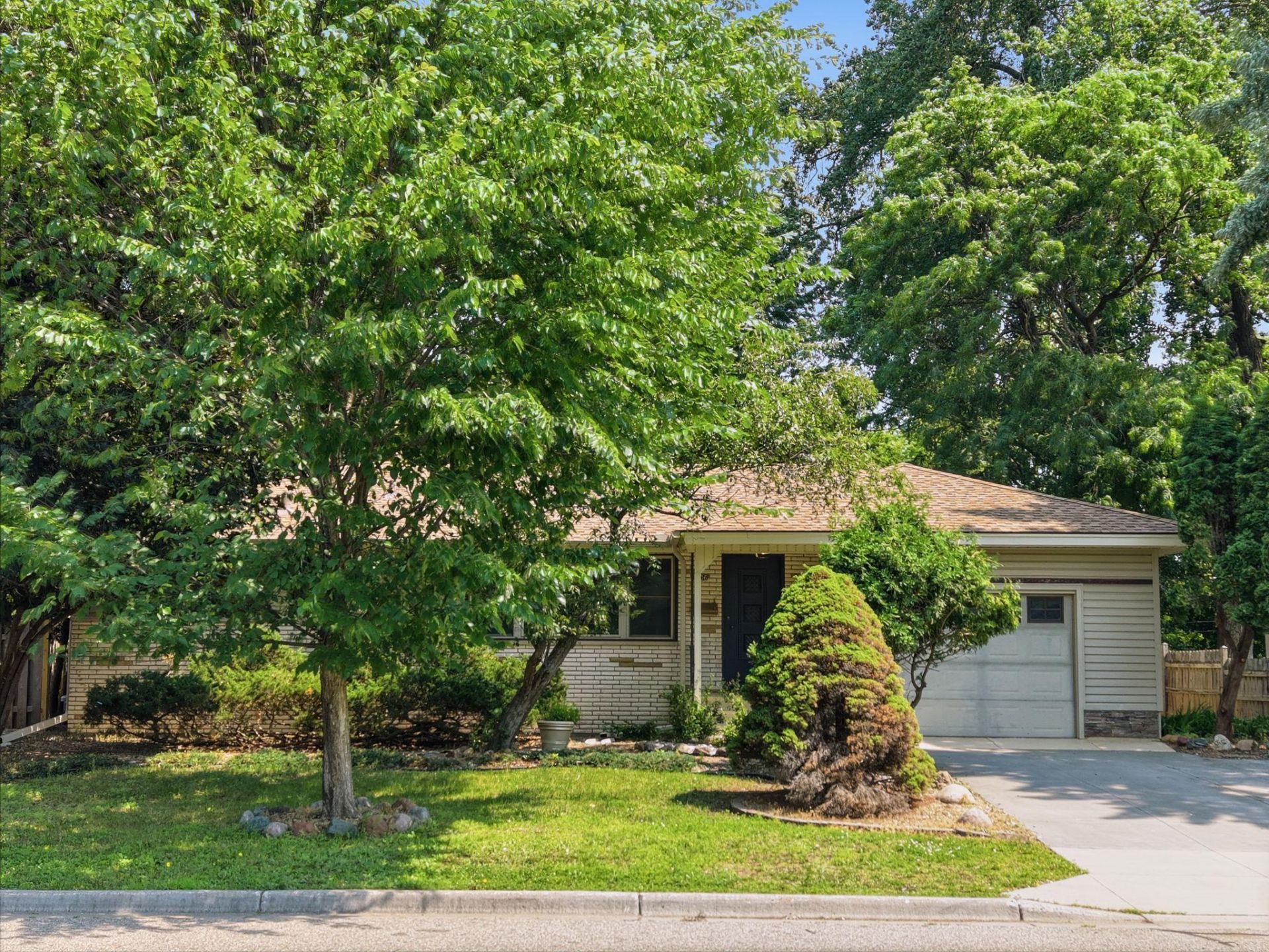 3606 Woodbine Lane N, Brooklyn Center, MN 55429