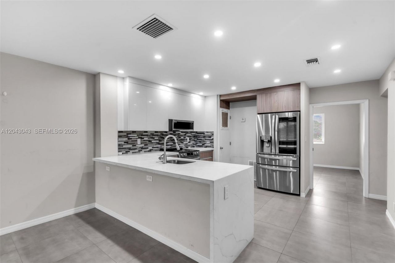2175 NE 56th St, Unit 211, Fort Lauderdale, FL 33308 Photo