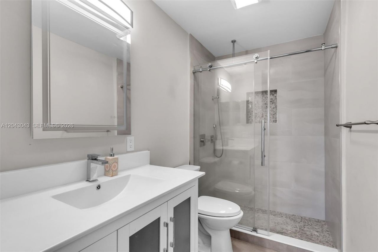 2175 NE 56th St, Unit 211, Fort Lauderdale, FL 33308 Photo