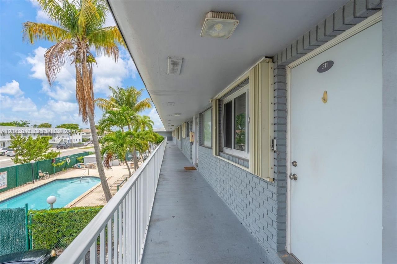 2175 NE 56th St, Unit 211, Fort Lauderdale, FL 33308 Photo