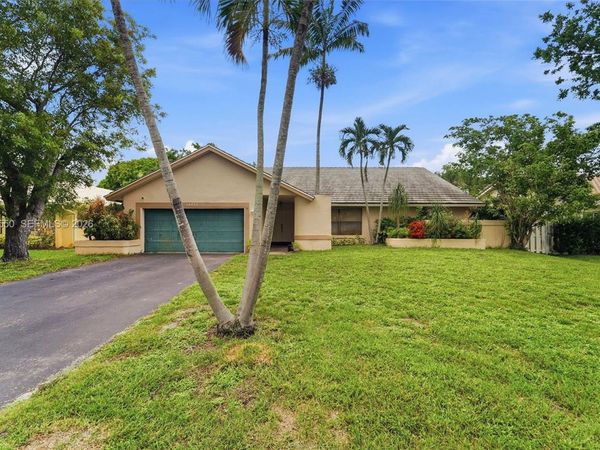 10623 NW 7th Pl, Coral Springs, FL 33071