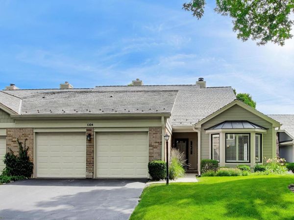 1304 Kempton Drive , Libertyville, IL 60048