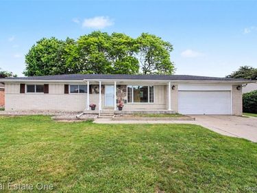 1347 E Square Lake Road, Troy, MI 48085