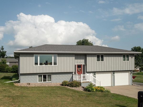 201 CAMBIER DR, Alton, IA 51003