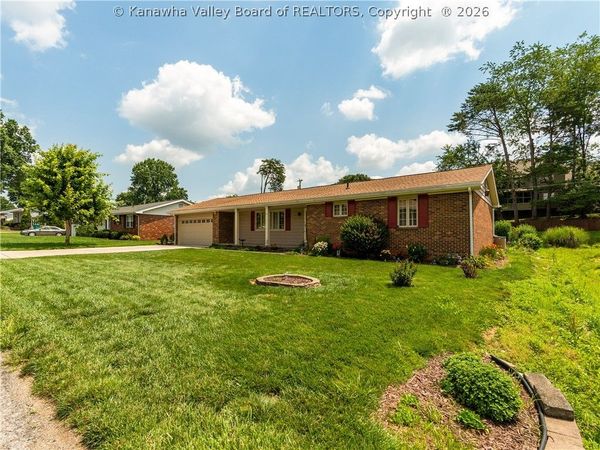 28 White Rock Drive, Hurricane, WV 25526