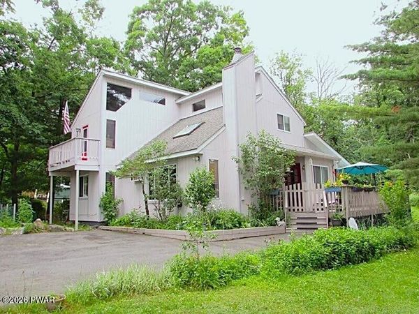 101 Fairway Lane , Hawley, PA 18428