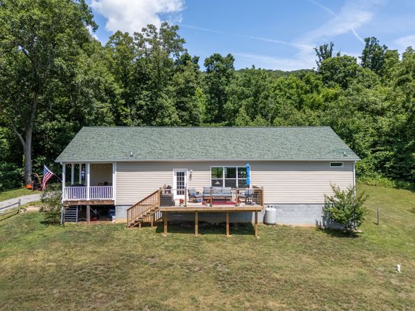 68 Paradise LN , Troutville, VA 24175