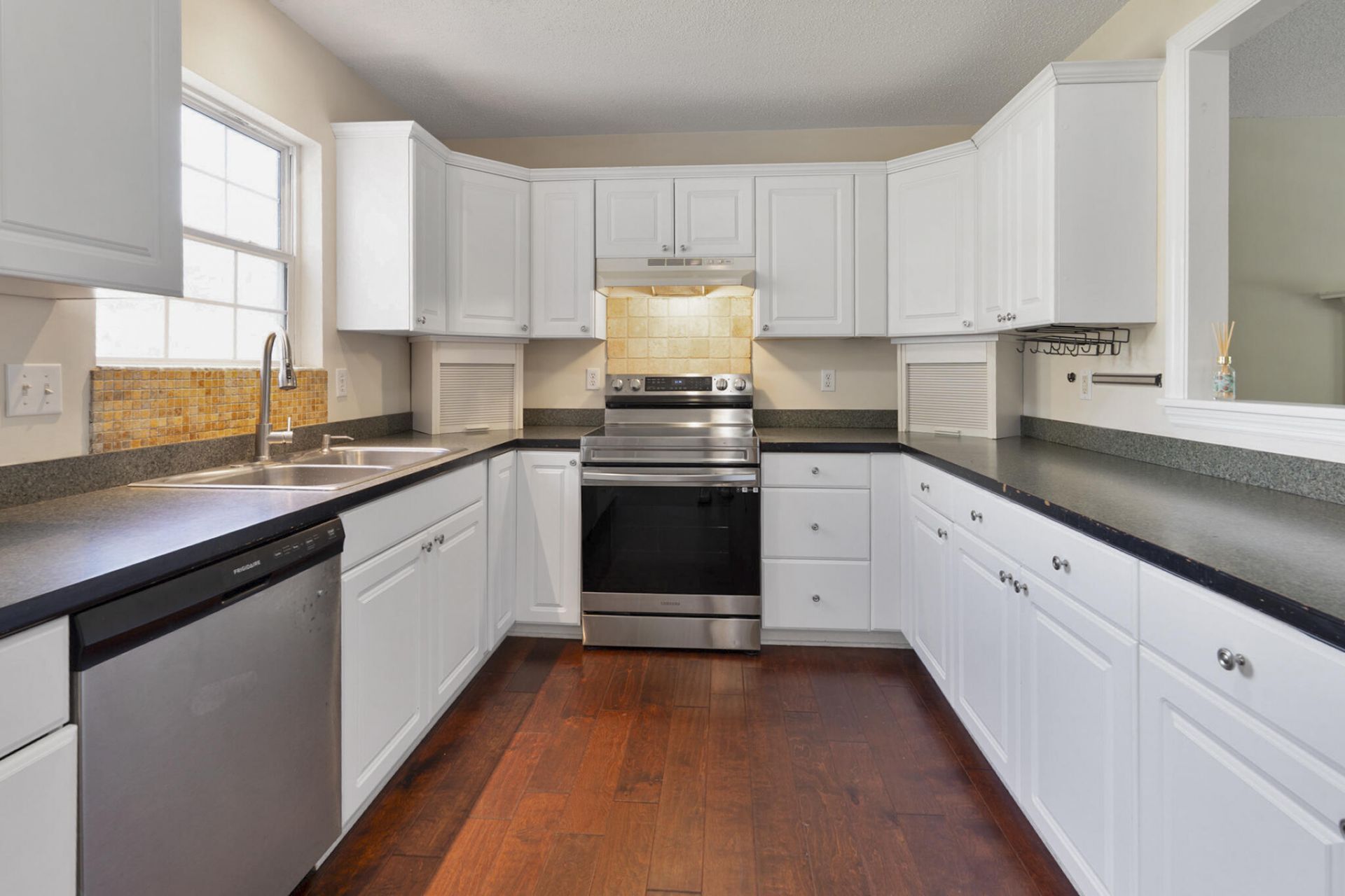 305 Northam Court Photo 10