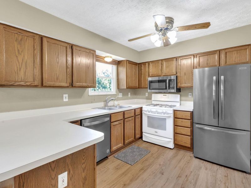 493 Meadows Boulevard, Pickerington, OH 43147 Photo 6