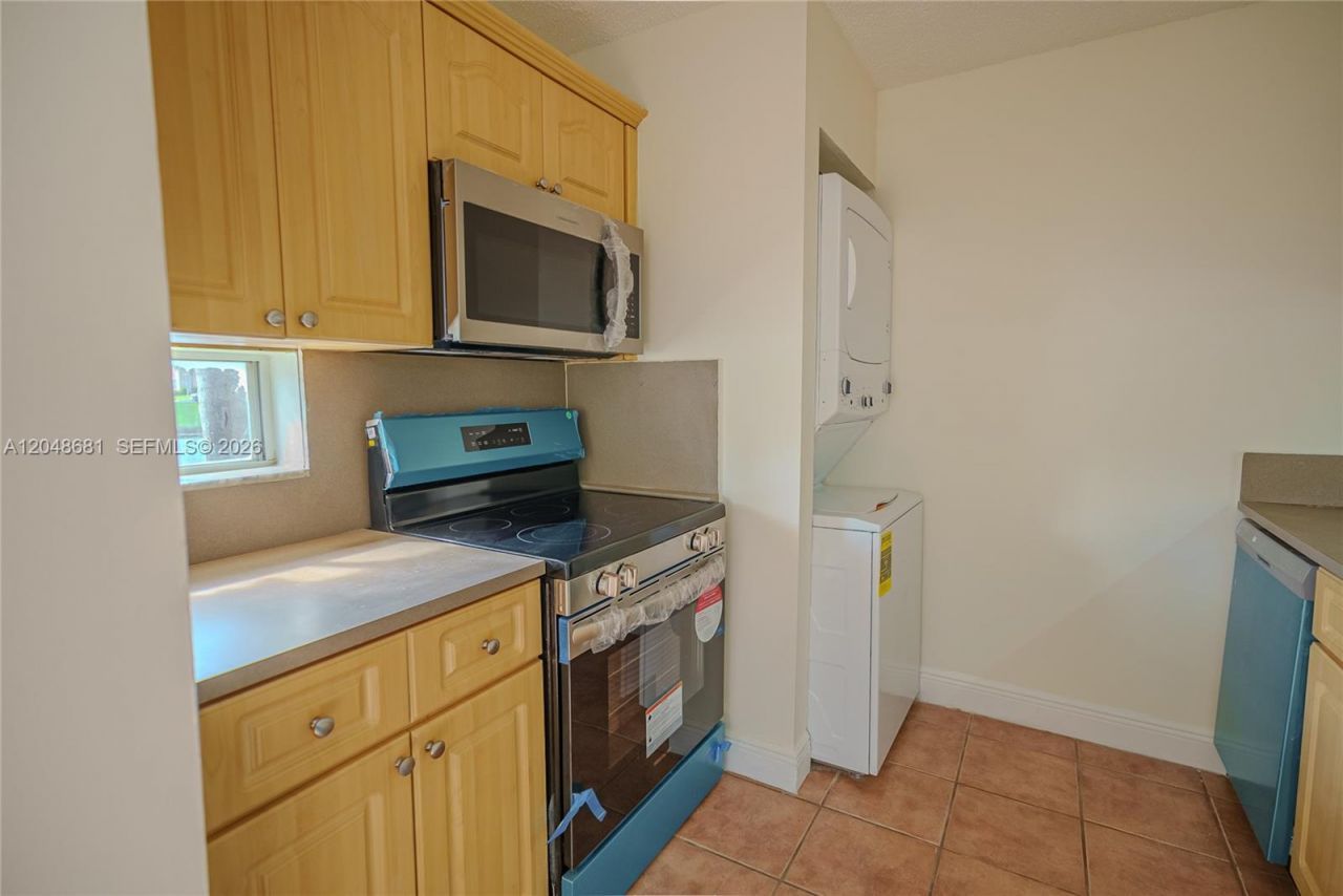8630 SW 3rd St , Unit 102, Pembroke Pines, FL 33025 Photo