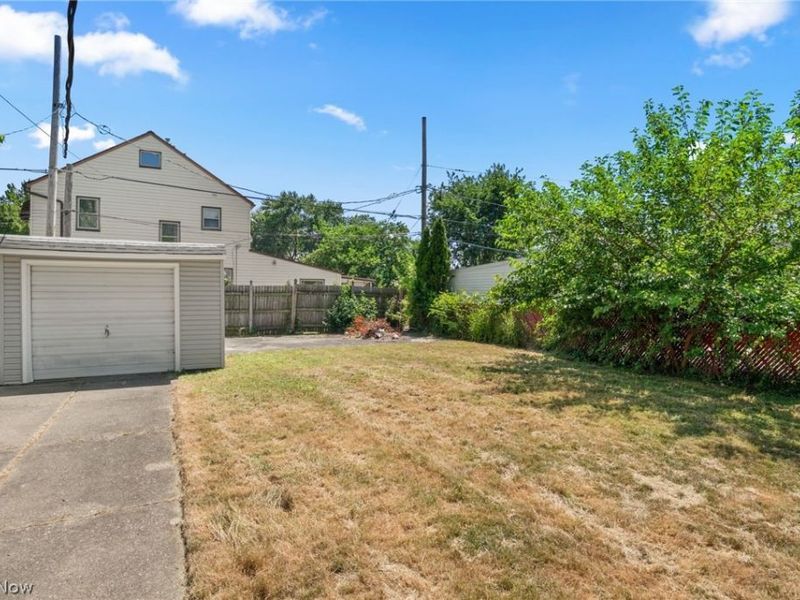 16805 Milburn Avenue, Cleveland, OH 44135 Photo 3