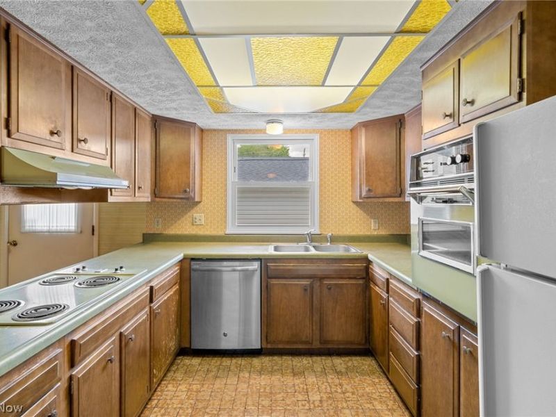 2034 Carlile Drive, Uniontown, OH 44685 Photo 9