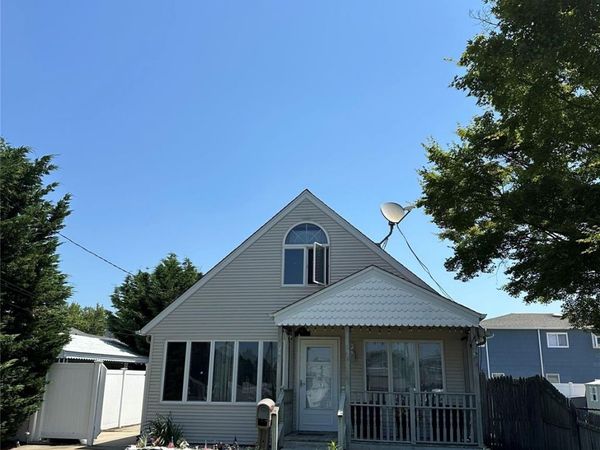 95 E Riviera Drive , Lindenhurst, NY 11757