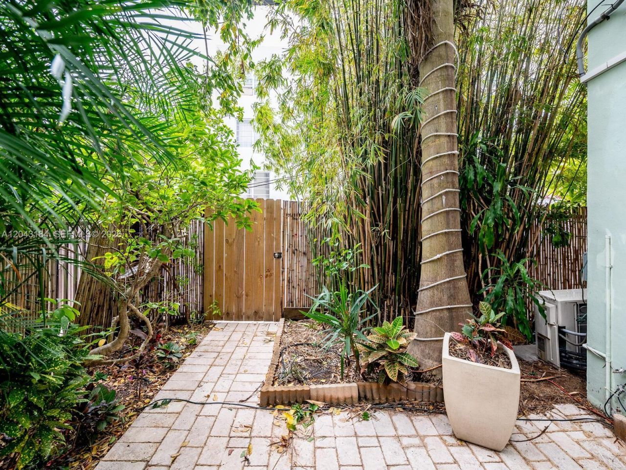 1127 S Meridian Ave , Unit 7-1127, Miami Beach, FL 33139 Photo